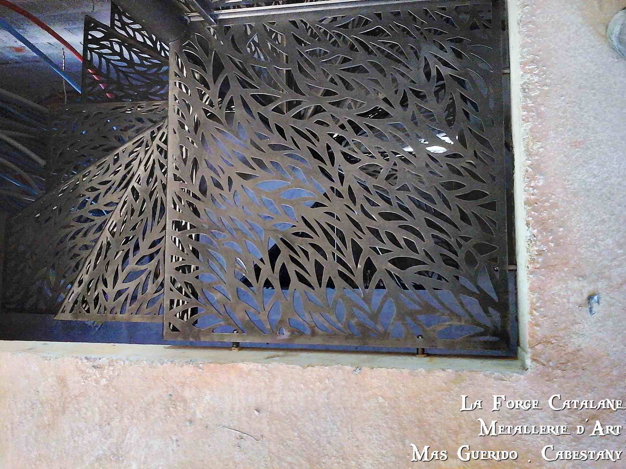 escalier fer decoupe laser motif moderne vegetal aerien lumineux forge catalane 3.jpg